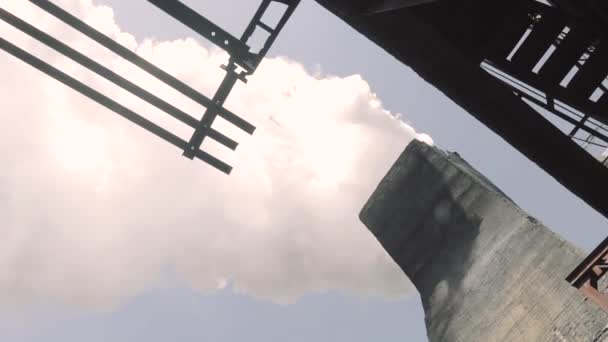 Hustý bílý kouř z komína hutní továrny. Bílý kouř z velkého komína továrny. — Stock video