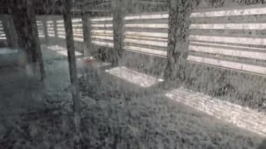 Soğutma kulesinin içindeki su. Soğutma kulesinin içinde. Fabrikada soğutma kulesinin içindeki su damlacıkları.