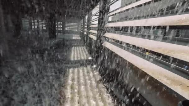 Gocce d'acqua all'interno di una torre di raffreddamento in fabbrica. Acqua nella torre di raffreddamento. All'interno della torre di raffreddamento. — Video Stock