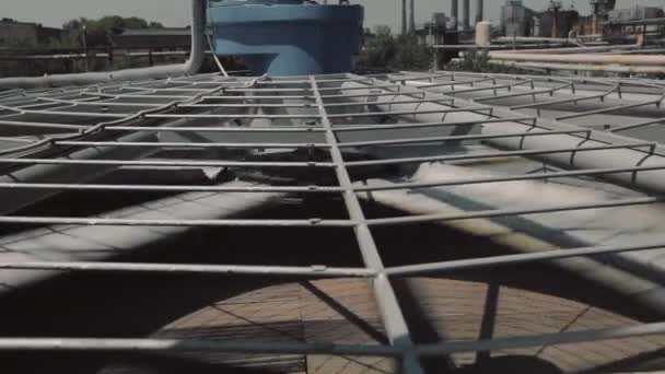 Grandi pale rotanti primo piano. Grandi pale dei ventilatori al primo piano della fabbrica. Lame della torre di raffreddamento — Video Stock