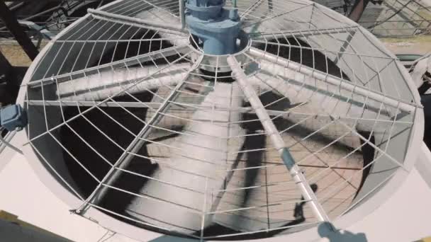 Chladící věž od dronu. Průmyslové chladicí věže. Mokré chladící věže. Odpařovací chladicí věže — Stock video