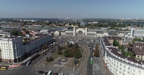 Ciudad de Dnipro, Ucrania. Estación de tren en la ciudad de Dnipro desde el aire. Ciudad construida por soviéticos desde un dron — Vídeos de Stock