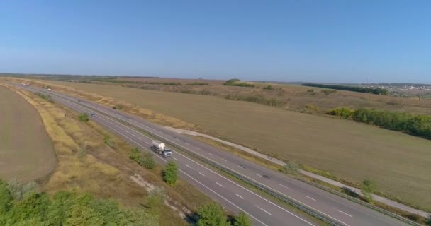 Białe paliwa jazdy samochodów ciężarowych na autostradzie, samochody ciężarowe paliwa porusza się na autostradzie w słoneczną pogodę — Wideo stockowe