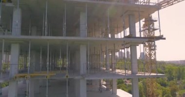 Bir konut kompleksinin inşaatı. Çok katlı bir bina havadan görüntüsü inşa ediliyor. Bir apartmanın inşaat sahasına yakın bir yerde.