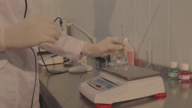 Mucin üretim laboratuarı. Salyangozlardan sümük özü. Laboratuvarda çalışma süreçleri.