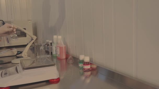Werkprocessen in het laboratorium. Laboratorium voor mucineproductie. Extractie van slijm uit slakken. — Stockvideo
