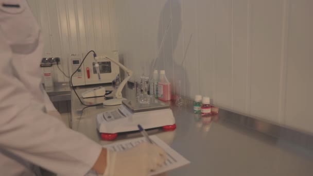 Pracovní procesy v laboratoři. Laboratoř na výrobu slizu. Extrakce slizu ze šneků. — Stock video