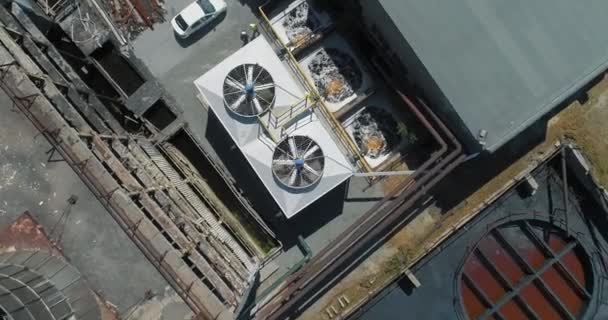 Torre de enfriamiento en la fábrica. Sistema de refrigeración de fábrica. Torre de refrigeración de tipo húmedo. Torre de enfriamiento vista drone — Vídeo de stock
