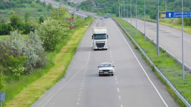 El coche conduce por la carretera. Moderna vista aérea de la autopista. Nueva vista de carretera moderna. Volando sobre la autopista — Vídeo de stock