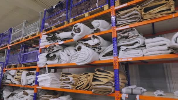 Textielpakhuis in een kledingfabriek. Pakhuis van stof in een kledingfabriek. Planken met stoffen in een textielfabriek — Stockvideo
