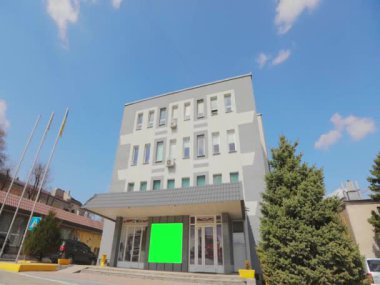 Reklamlarınızı eklemek için yeşil ekran alanı olan bir ofis binası. Yeşil ekranlı ofis binası. reklam afişi yeşil ekran