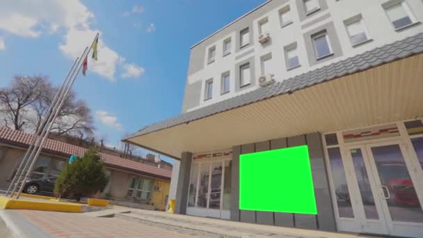 Oficina moderna con plantilla publicitaria. Edificio de oficinas con pantalla verde — Vídeos de Stock