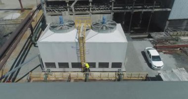 Modern soğutma kulesine yakın çekim. Modern bir soğutma kulesinde mühendis. Modern endüstriyel su soğutma sistemi. Endüstri dışı