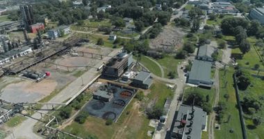Fabrika soğutma sistemi. Islak soğutma kulesi. Fabrikadaki soğutma kulesi. Soğutma kulesi drone görünümü