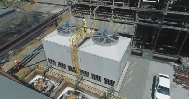 Torre de enfriamiento en la fábrica. Sistema de refrigeración de fábrica. Torre de refrigeración de tipo húmedo. Torre de enfriamiento vista drone — Vídeos de Stock