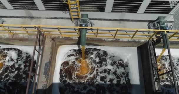 Odpady wody przemysłowej. Chłodzenie wody wieży. Schłodzona woda z chłodni kominowej — Wideo stockowe