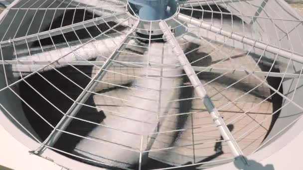 Grandes lames rotatives gros plan. Grandes pales de ventilateur à la fermeture de l'usine. Lames de tour de refroidissement — Video