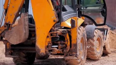 İnşaat alanında sarı traktör. Profesyonel inşaat malzemeleri. İnşaat alanında çalışma süreci