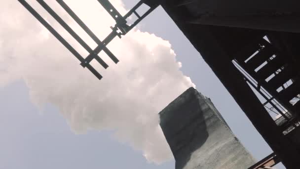 White smoke from a large chimney of a factory. Thick white smoke from the chimney of a metallurgical plant — Stock Video