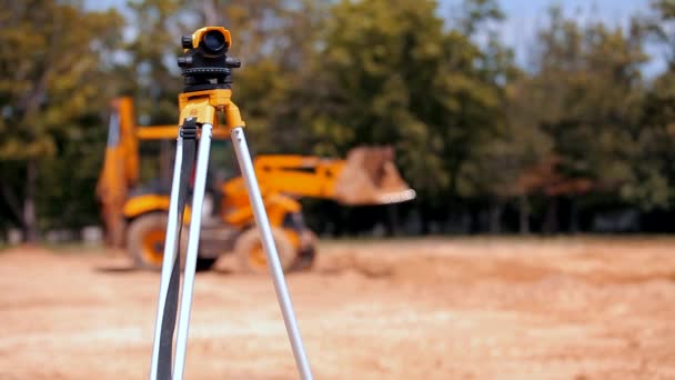 Geodesie op een bouwplaats. Professionele total station close-up. Bouwmachines. — Stockvideo