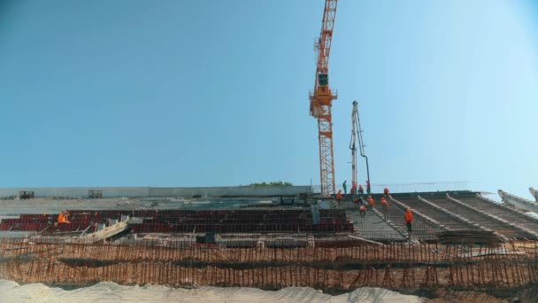 İşçiler hızlandırılmış beton yapı yapıyorlar. Güçlendirilmiş beton. Metal bir yapıya beton dökülüyor. İnşaat alanında çalışma süreci — Stok video