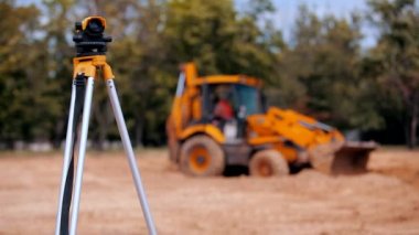 İnşaat alanında Geodesy. Profesyonel toplam kanala yakın çekim. İnşaat malzemeleri.