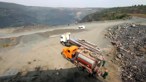 Equipamento para jateamento de solo numa pedreira de minério de ferro. Equipamento para explosivos na pedreira. Equipamento pesado na pedreira — Vídeo de Stock