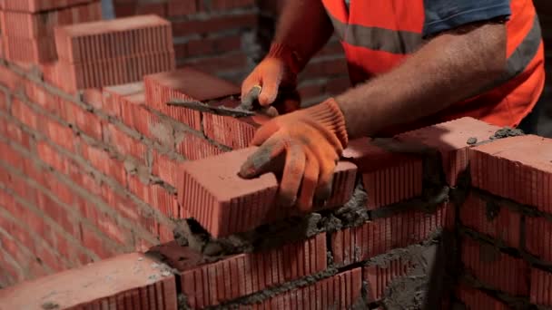 Ο χτίστης βάζει τα τούβλα. Η διαδικασία της οικοδόμησης ενός τοίχου από τούβλα — Αρχείο Βίντεο
