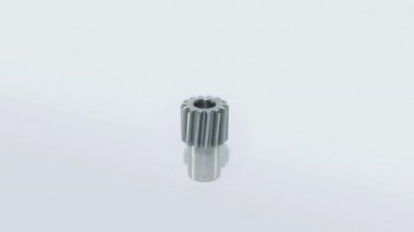 Beyaz arka planda vitesli donanım. Beyaz arkaplanda dişli metal detayı izole edildi