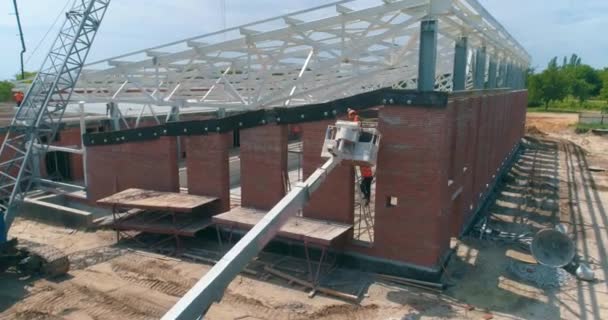 Construcción de una nueva piscina. Vista aérea del sitio de construcción. Construcción de un marco metálico para el futuro edificio — Vídeos de Stock