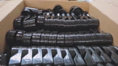 Duş kapanları. Plastik duş gideri. Kutudaki plastik parçalar. Duş kabininin ayrıntıları bir kutuda..