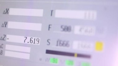 CNC makine monitörü. Fabrikalardaki CNC makinesinin kontrol paneli. Modern CNC makinesi.