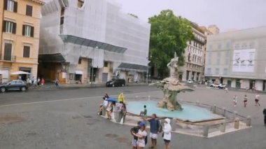 Roma sokakları bir arabanın penceresinden görünüyor. Roma 'nın eski sokakları. Roma sokaklarında arabayla bir gezi.