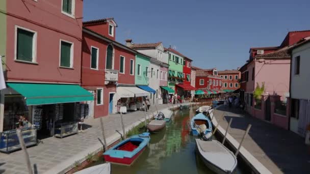 Venedig, Bruno Island. Färgglada hus längs kanalerna på Bruno Island — Stockvideo