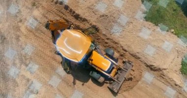 İnşaat alanında HUD elementleri olan bir buldozer. Animasyon grafikli modern buldozer. İnşaat alanında sanal gerçeklik kavramı