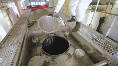 İç yıkama ve tankların buharı. Kamyon tankını içeriden temizliyorum. Tanker kimyasal temizlik işinde..