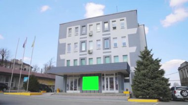 Reklamlarınızı eklemek için yeşil ekran alanı olan bir ofis binası. Yeşil ekranlı ofis binası. reklam afişi yeşil ekran