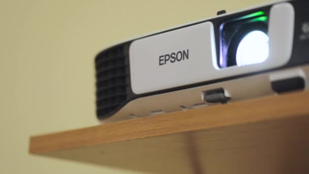 Thuis projector werk. Stof op de achtergrond van de projectorlamp. Thuis projector. Licht van de projector. — Stockvideo