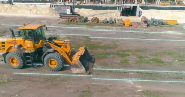 Bulldozer con elementos HUD en una obra. Buldózer moderno con gráficos animados. Concepto de realidad virtual en obra — Vídeo de stock