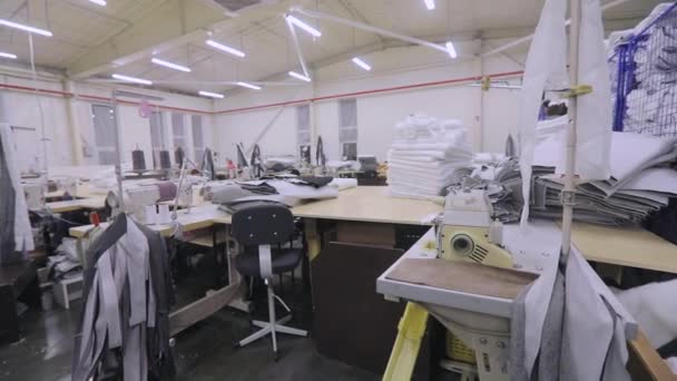Un taller de costura sin gente. Taller de costura antes del inicio de la jornada laboral. El ambiente en el taller de costura — Vídeos de Stock