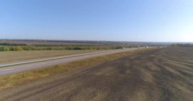 Vagon drone saldırısı boyunca sürüyor. Kamyon yol boyunca gidiyor, doğa etrafta. Kamyon uzun, düz bir yolda gidiyor..