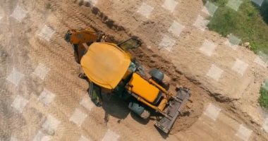 Modern traktör hava görüntüsü. Modern bir inşaat alanının görselleştirilmesi. Çekicinin etrafındaki sensörlerle taramanın görselleştirilmesi