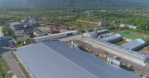 Moderne fabriek bovenaanzicht. Een vlucht over een nieuwe moderne meubelfabriek. Meubelfabriek bovenaanzicht — Stockvideo