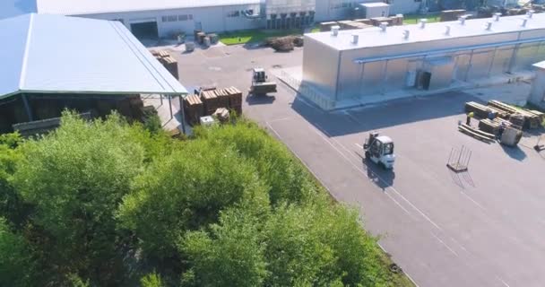 叉车运送木材通过工厂.在一个木材厂上空飞行大型木材厂顶视图.现代家具厂总图 — 图库视频影像