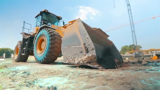 Planierraupe mit HUD-Elementen auf einer Baustelle. Moderne Planierraupe mit animierter Grafik. Virtual-Reality-Konzept auf der Baustelle — Stockvideo