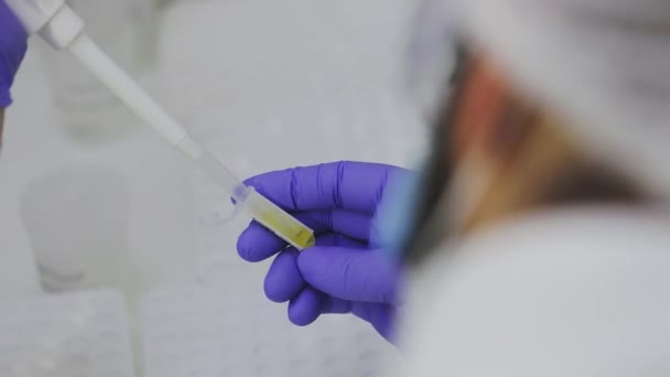 Trabalhando com tubos de ensaio em laboratório. Trabalho de pesquisa no laboratório. Cientista mistura reagentes close-up. — Vídeo de Stock