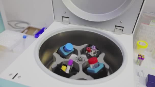 Operação de centrifugação médica. Centrífuga laboratorial. Rotação de amostras médicas em uma centrífuga de laboratório. — Vídeo de Stock