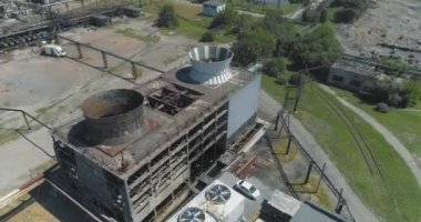 Fabrika soğutma sistemi. Islak soğutma kulesi. Fabrikadaki soğutma kulesi. Soğutma kulesi drone görünümü