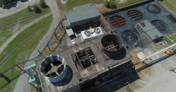Jäähdytys torni drone näkymä. Jäähdytystorni tehtaalla. Tehdasjäähdytysjärjestelmä. Märkä tyyppi jäähdytys torni. — kuvapankkivideo