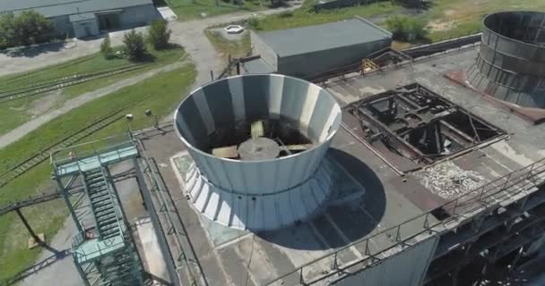 Torri evaporative di raffreddamento. Torre di raffreddamento di un drone. Torri di raffreddamento industriali. Torri di raffreddamento a umido. — Video Stock